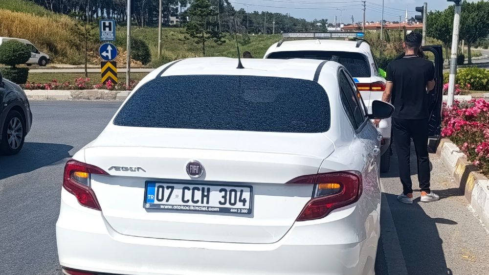 Manavgat'ta geri manevra yapan otomobil, motosiklete çarptı: 1 yaralı