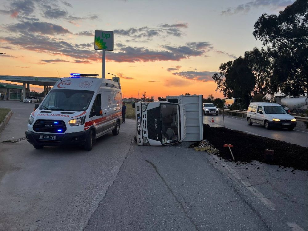 Manavgat'ta lastiği patlayan kamyonet devrildi: 3 yaralı