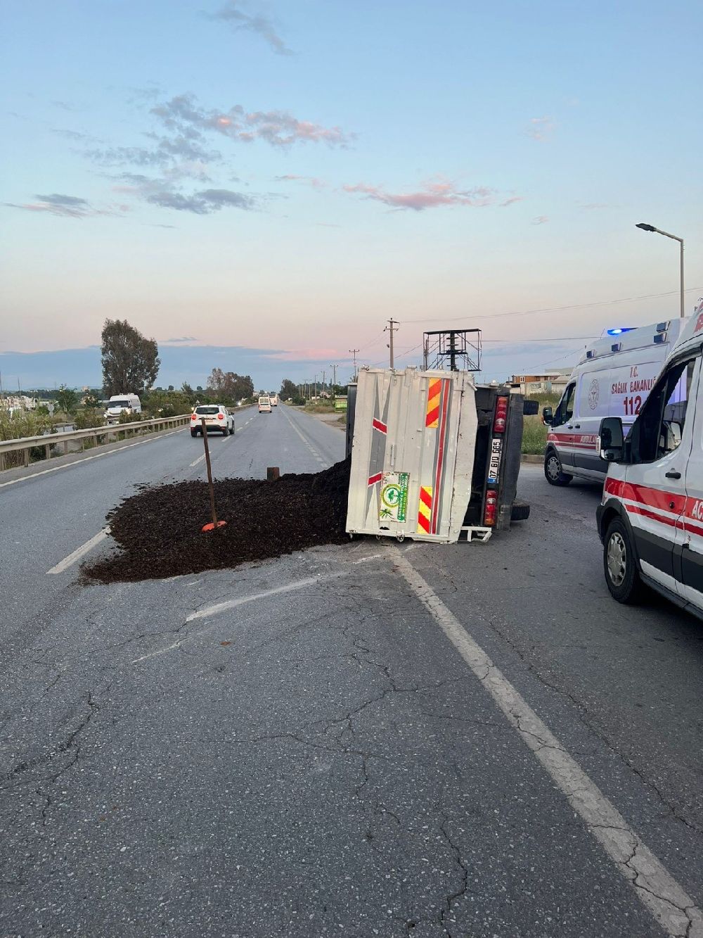 Manavgat'ta lastiği patlayan kamyonet devrildi: 3 yaralı