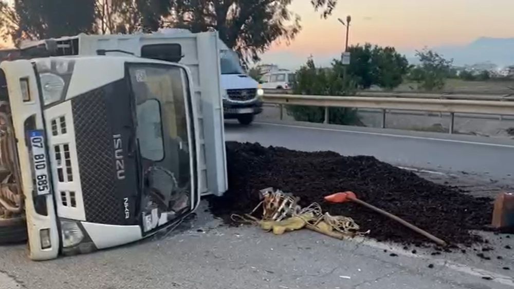 Manavgat'ta lastiği patlayan kamyonet devrildi: 3 yaralı
