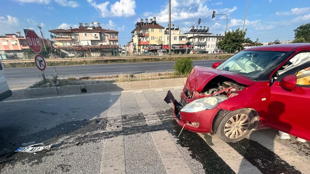 Manavgat'ta otomobil ile kamyonet çarpıştı: 1 yaralı