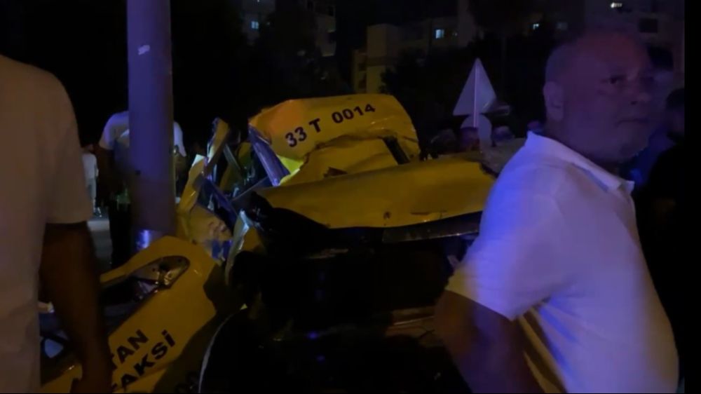 Mersin’de  Kontrolden çıkan taksi elektrik direğine çarptı 2 ölü
