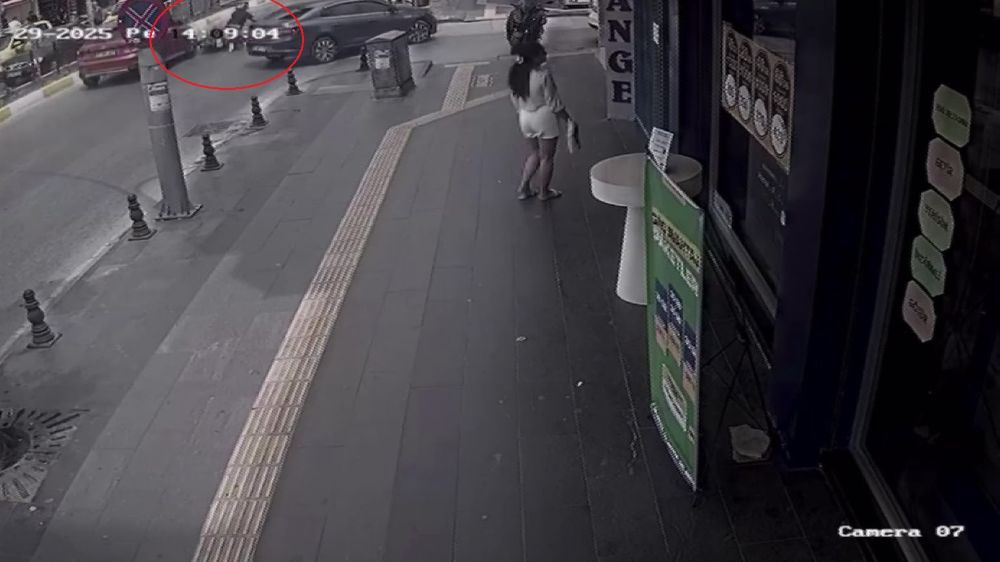 Motosiklete çarpan otomobil sürücüsü durmayıp uzaklaştı
