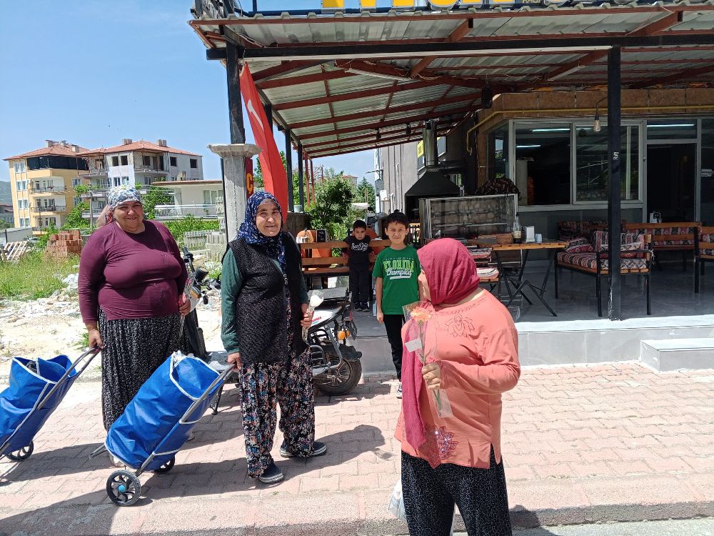 Murat Baba Sofrası Anneleri unutmadı Özel günde anlamlı etkinlik