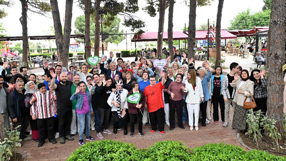 Muratpaşa'da Engelsiz Kafe 10'uncu yılını kutladı