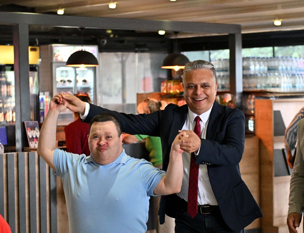 Muratpaşa'da Engelsiz Kafe 10'uncu yılını kutladı