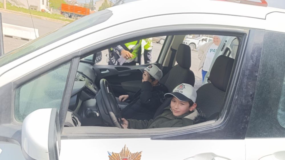 Niğde'de öğrenciler ve sürücülere trafik eğitimi verildi