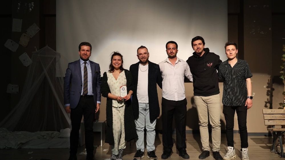  Ödüllü tiyatro oyunu Tavas’ta seyirciyle buluştu