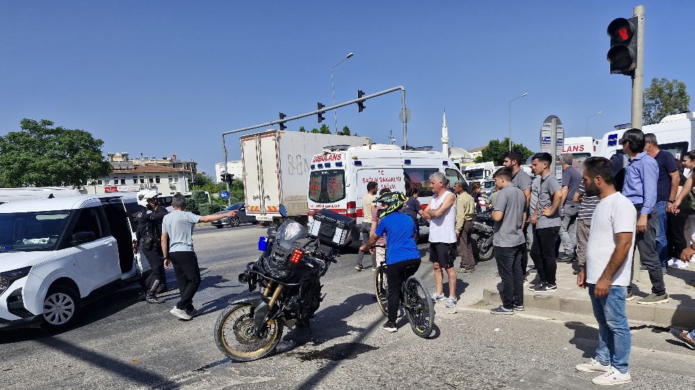Otomobil ile Yunus polis ekibinin karıştığı kazada 1 polis memuru yaralandı