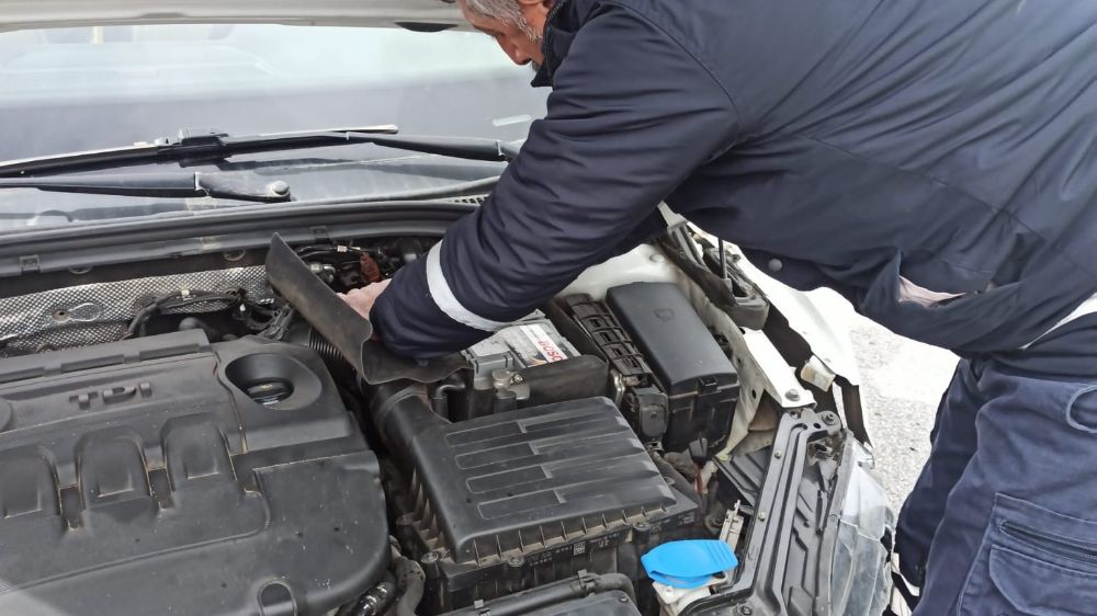 Otomobil refüje çarptı: 2 yaralı