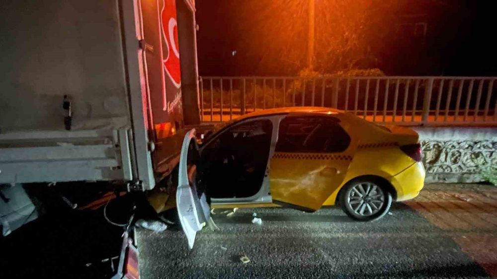 Sakarya Pamukova'da feci kaza... Ticari taksi, kamyonete ok gibi saplandı 1 ölü, 1 yaralı