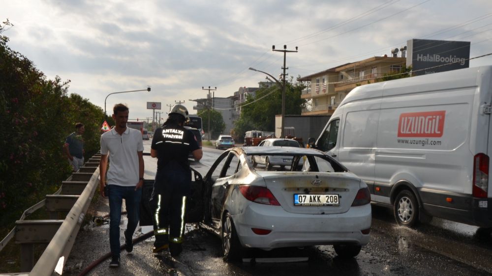 Serik'te seyir halindeki otomobil alev alev yandı