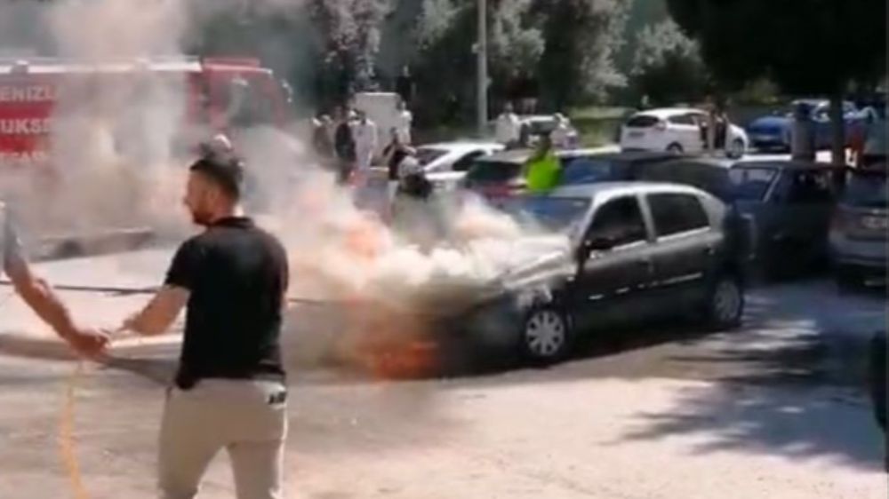 Seyir halindeki otomobil alev alev yandı