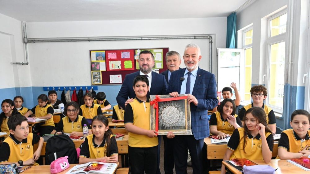 Sınıf başkanının seçim vaadi belediye başkanını okula getirme oldu