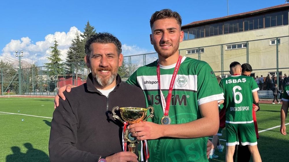 Son dakikada golü atıp takımı şampiyon yaptı, antrenör babasına koştu