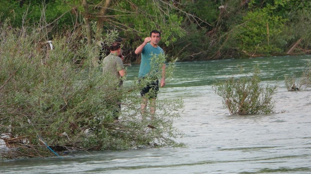Suların yükseldiğini fark etmeyince ırmaktaki adacıkta mahsur kaldılar