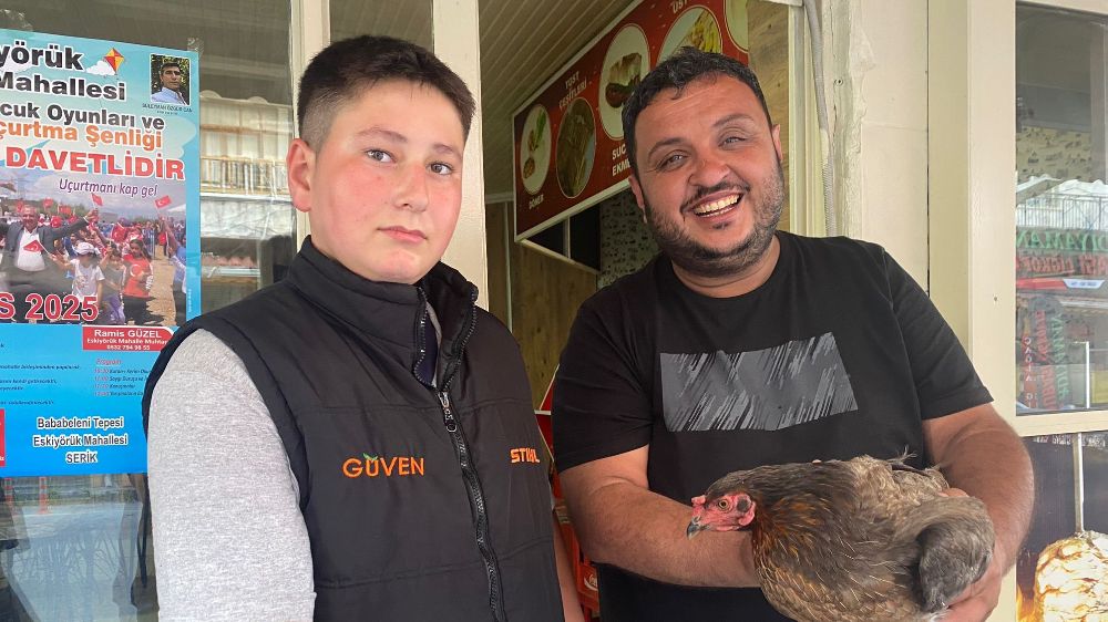Tavuğun cesareti dönerciyi şaşkına çevirdi: Yumurtlamak için tavuk dönerciyi seçti