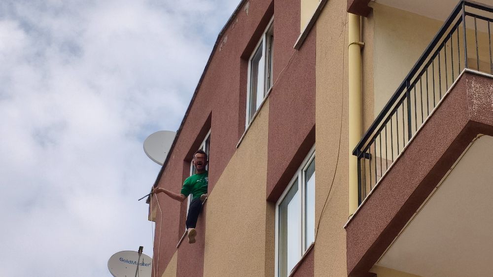 Teras penceresine çıkan şahıs ekiplere zor anlar yaşattı