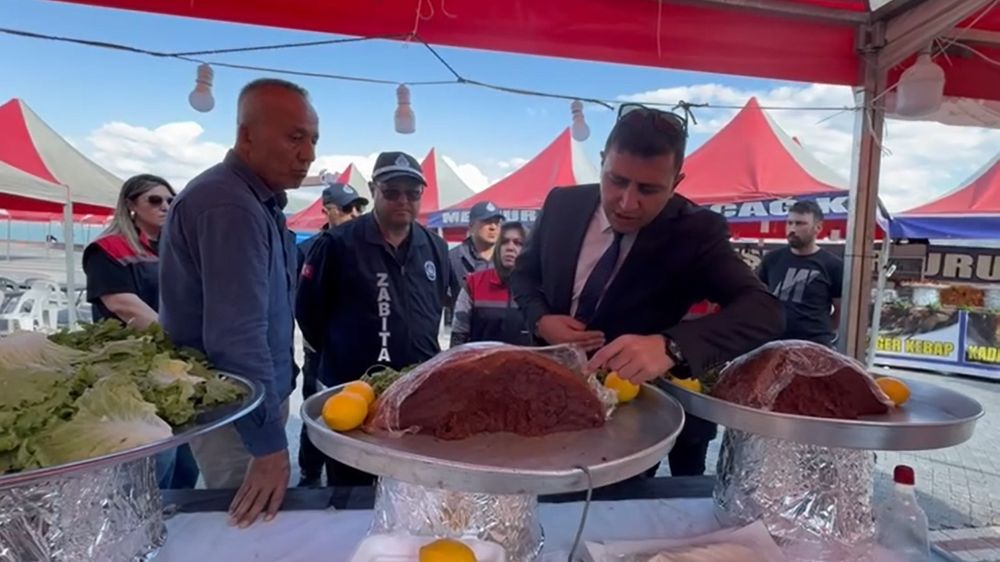 Tezgâhta sinekli et, bozuk ürün tespit edildi Eğirdir'de Yöresel Pazar mühürlendi