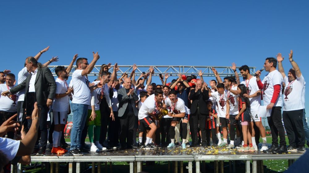 TFF 3. Lig'e yükselen Denizli İdmanyurdu şampiyonluk kupasını kaldırdı