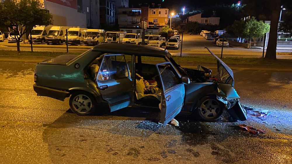 Tırla çarpışan Tofaş hurdaya döndü: 2 yaralı