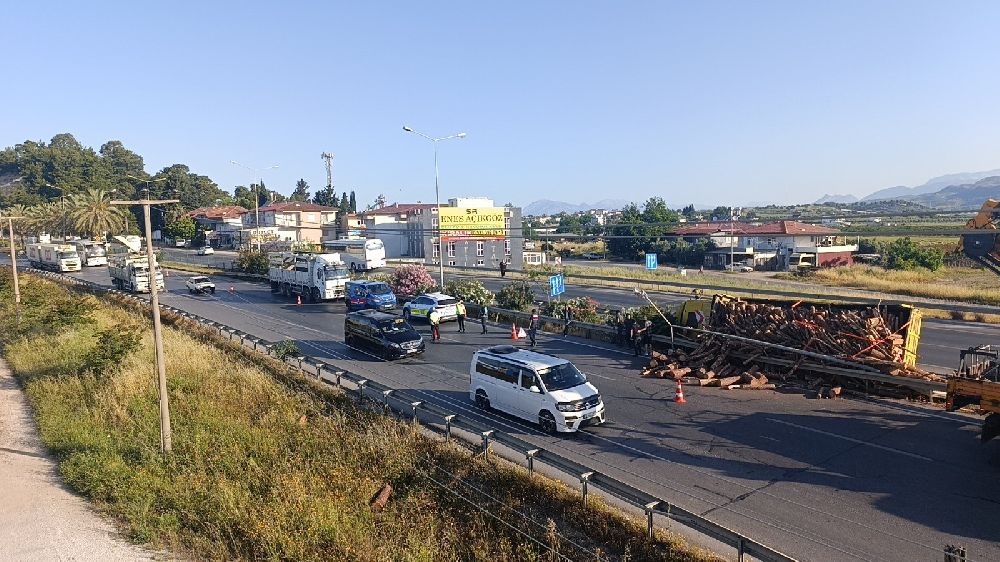 Tomruk yüklü kamyon bariyerleri aşıp refüje devrildi