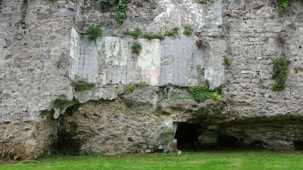 Trabzon'da tarihi surlardaki fayans kirliliği temizlendi