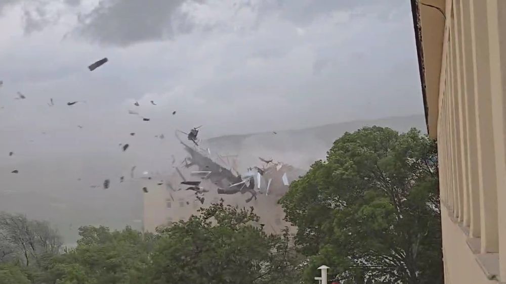  Tunceli'deki fırtınada çatı saniyeler içerisinde parçalandı