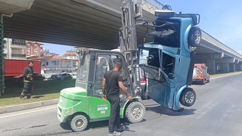 Turistler devrilen araçtan forklift yardımıyla çıkarıldı