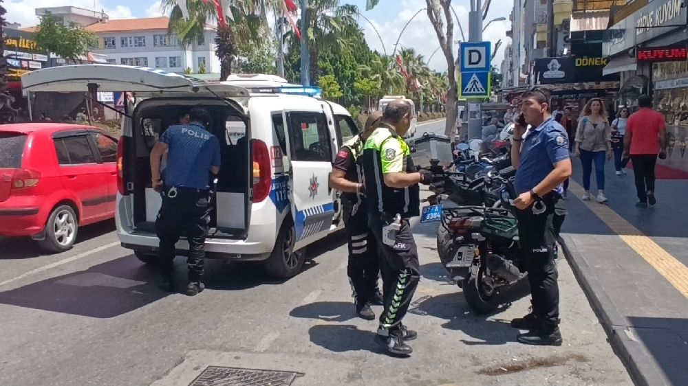 Uygulama noktasında durdurulan sürücü, motosikleti ve arkadaşını bırakıp kaçtı