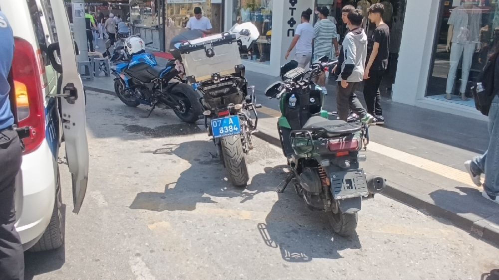 Uygulama noktasında durdurulan sürücü, motosikleti ve arkadaşını bırakıp kaçtı