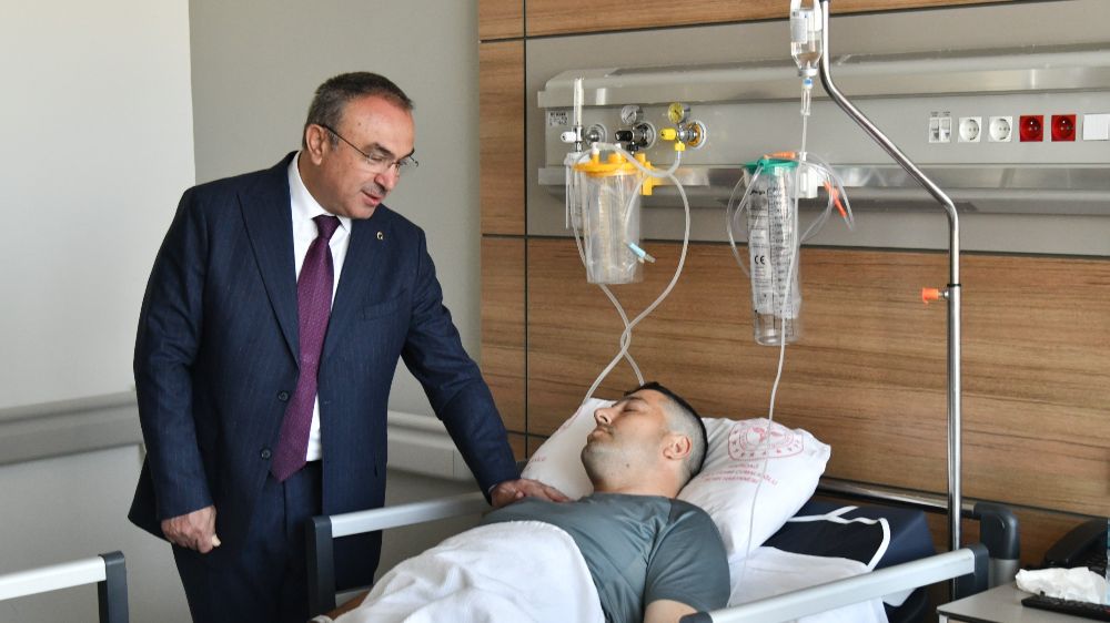 Vali yaralı polisi ziyaret etti: Alkollü sürücü çarpıp kaçmıştı