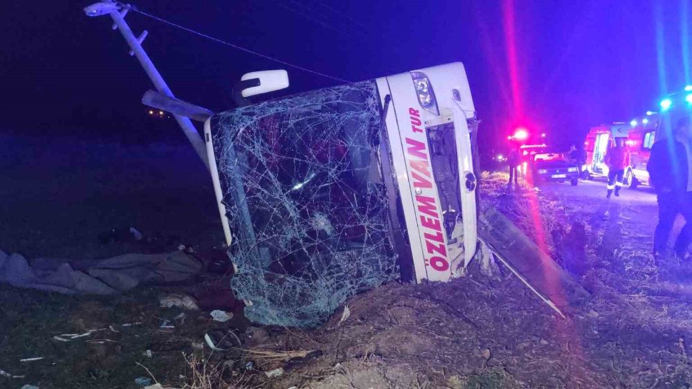 Van’da yolcu otobüsü devrildi: 28 yaralı