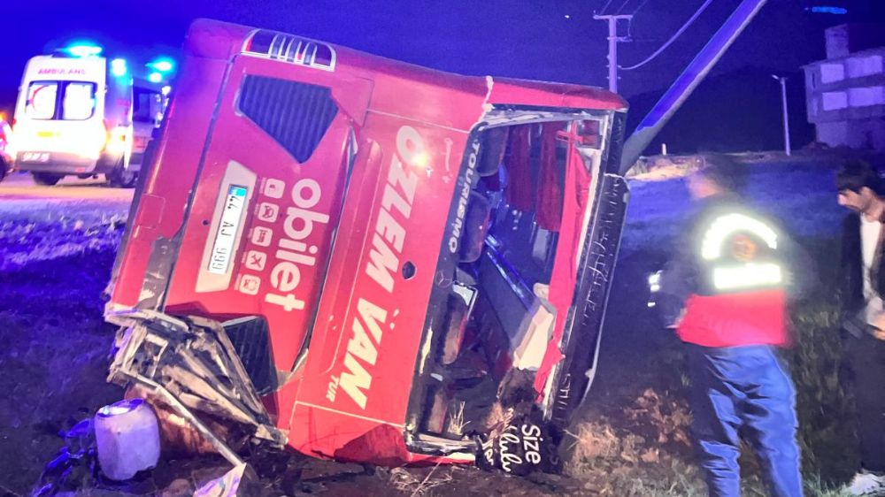 Van'da yolcu otobüsü kazası: 33 yaralı