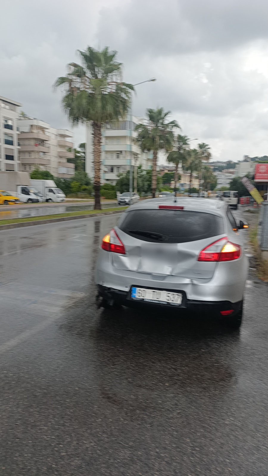 Yağışlı hava rampada kazaya neden oldu: 3 araç birbirine girdi, 1 yaralı