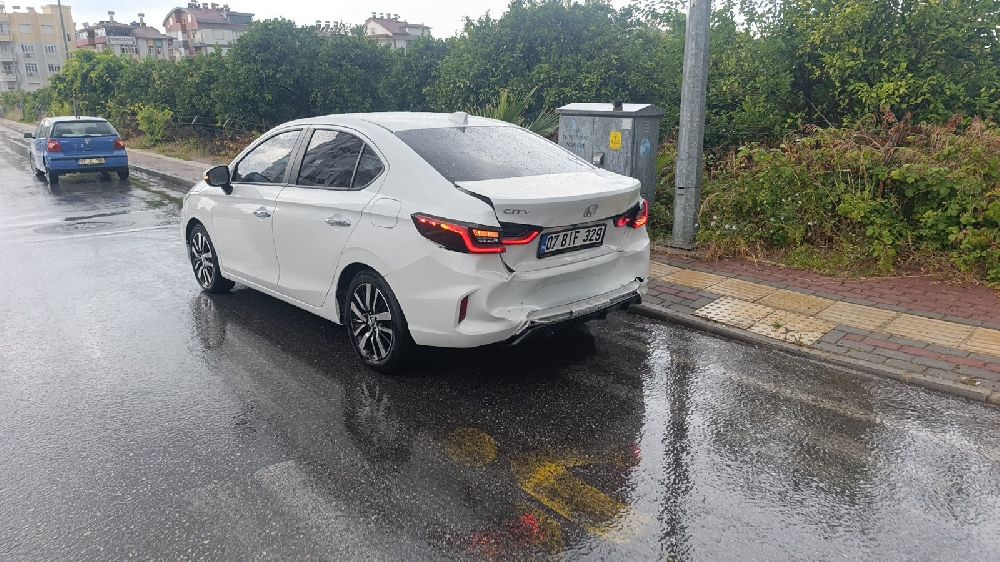 Yağışlı hava rampada kazaya neden oldu: 3 araç birbirine girdi, 1 yaralı