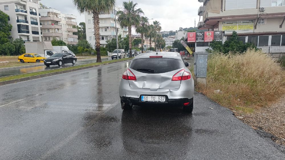 Yağışlı hava rampada kazaya neden oldu: 3 araç birbirine girdi, 1 yaralı