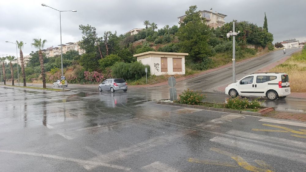 Yağışlı hava rampada kazaya neden oldu: 3 araç birbirine girdi, 1 yaralı