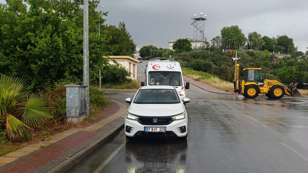 Yağışlı hava rampada kazaya neden oldu: 3 araç birbirine girdi, 1 yaralı
