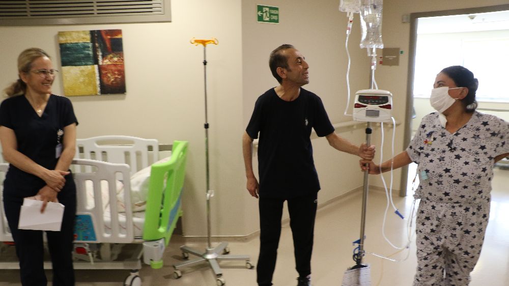 Yaşamasına yüzde 1 ihtimal verilen çiftin sıra dışı aşkı