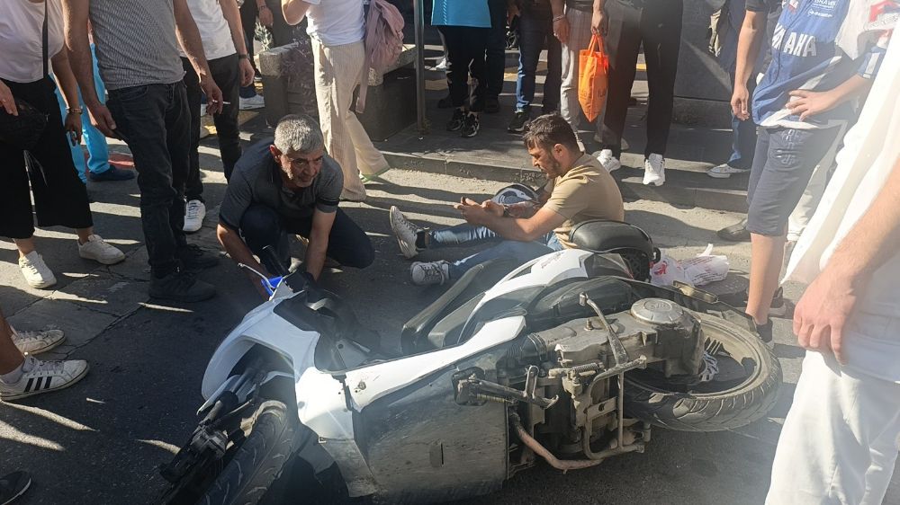 Yaya geçidinde motosikletler çarpıştı: 3 yaralı