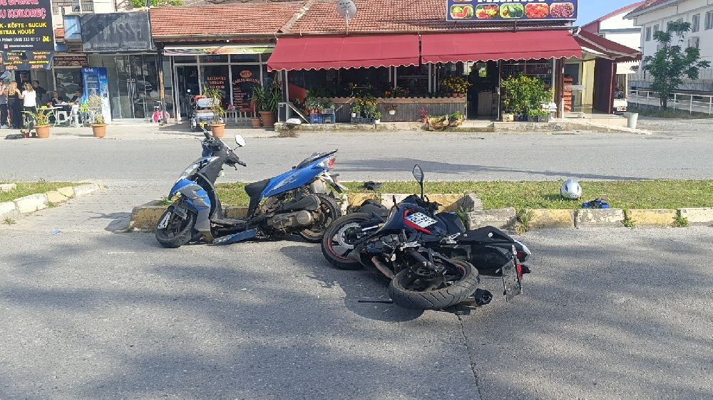 Yaya geçidine dönmeye çalışırken kaza yaptı: 1 yaralı