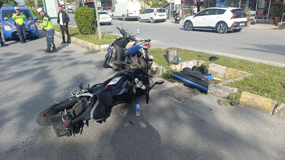 Yaya geçidine dönmeye çalışırken kaza yaptı: 1 yaralı