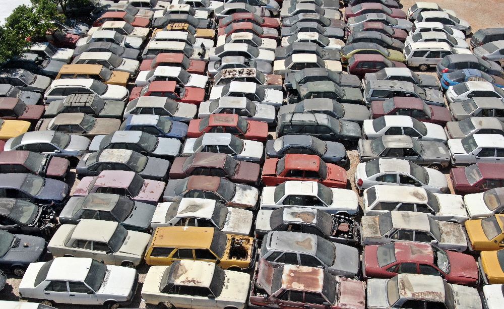Yediemin otoparkları araç mezarlığına döndü, 25 yıldır bekleyen araçlar var