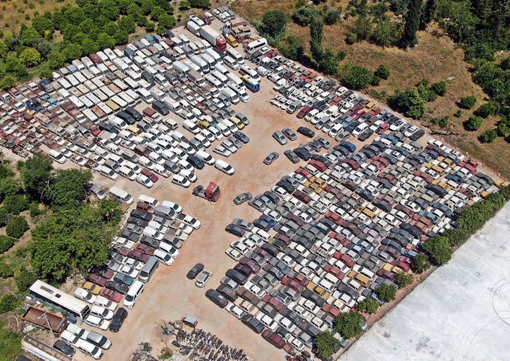 Yediemin otoparkları araç mezarlığına döndü, 25 yıldır bekleyen araçlar var