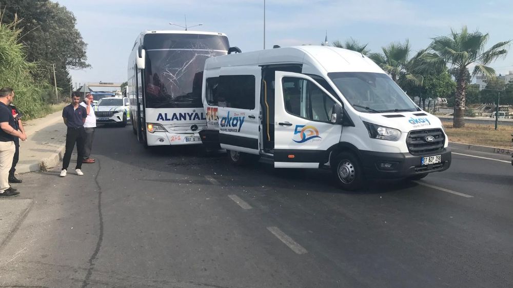 Yolcu otobüsü ile tur minibüsü çarpıştı: 1’i turist 2 yaralı