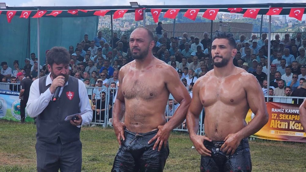 2025 sezonundaki 3. etabı olan 17. Sekapark Yağlı Güreşleri,  Mustafa Taş ve Orhan Okulu Finalde Başpehlivan kim olur ? 