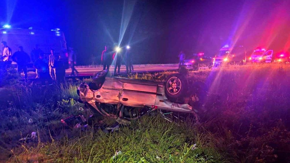 Afyonkarahisar’da şarampole devrilen otomobildeki 7 kişi yaralandı