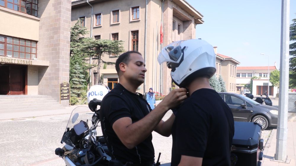 Afyonkarahisar'da YKS sınavına giren birçok adayın imdadına polis yetişti