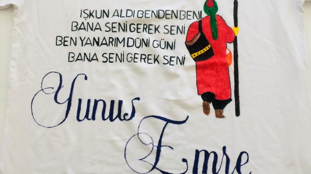Afyonkarahisar'da Yunus Emre'nin Türkçesi tişörtlere taşındı